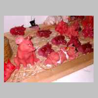 59-05-1132 7. Schirrauer Kirchspieltreffen 2004 - Schweine in den verschiedensten Formen als Kerzen. Wer kauft so etwas.JPG